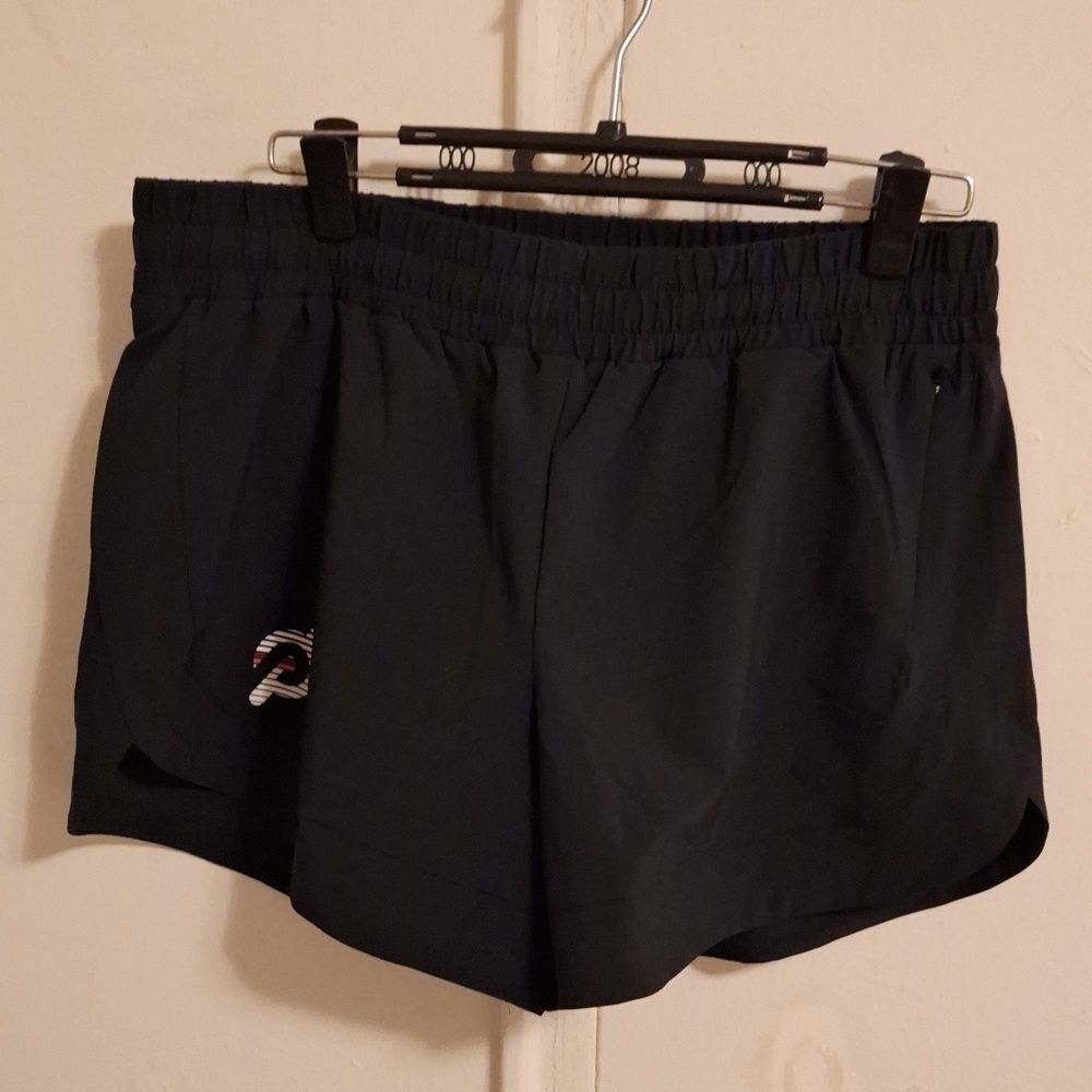 Peloton black athletic shorts Scalloped lined